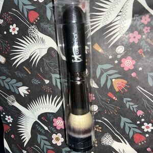 IT Cosmetics Heavenly Luxe Dual-Tone Makeup Brush - Black and Cream